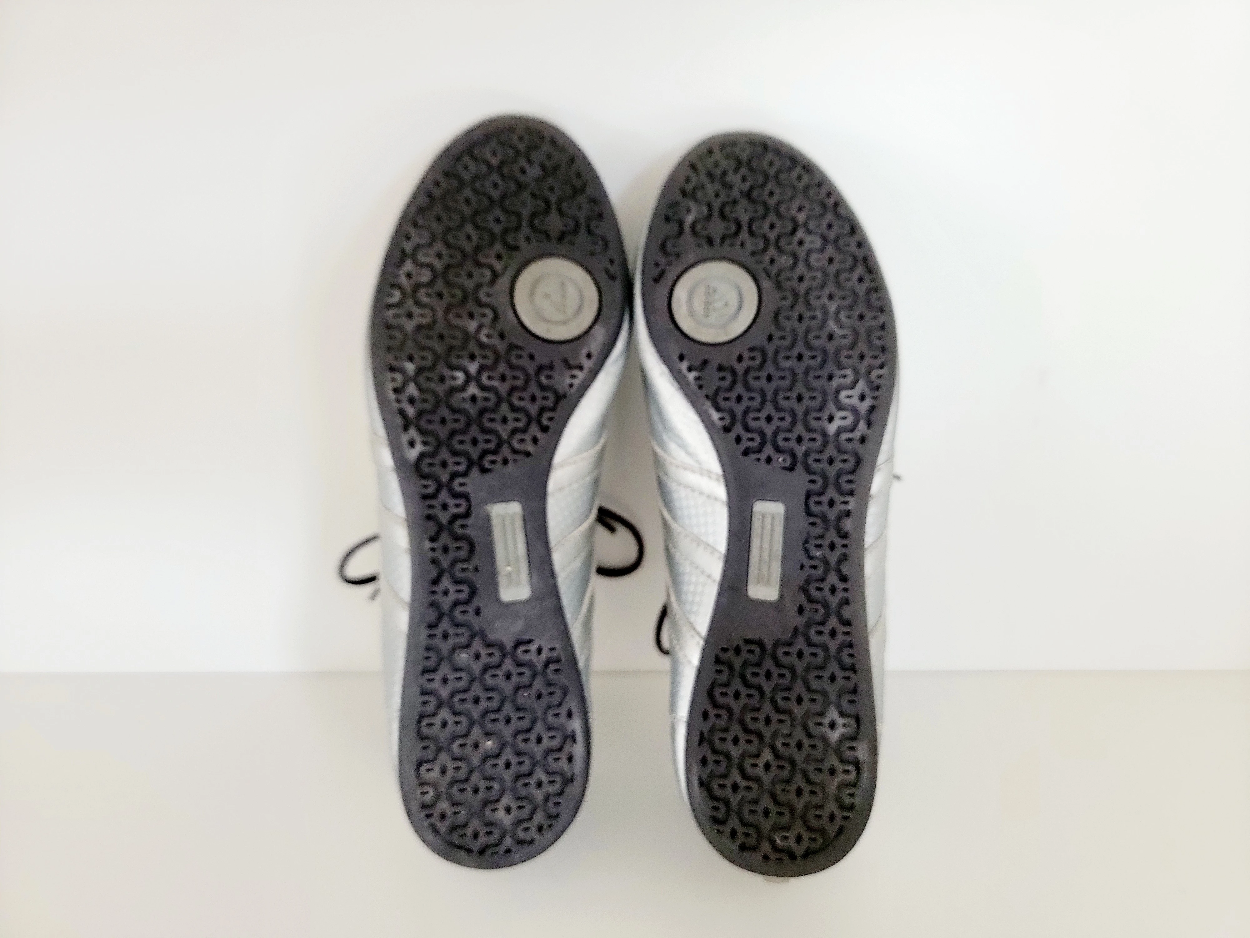 Silbrige Vintage Adidas Sneaker | LOOP Marketplace
