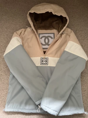 Vintage CHANEL Skijacke Hoodie | LOOP-Marktplatz