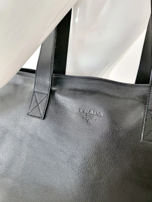 Grosser Prada Shopper aus Leder | LOOP-Marktplatz