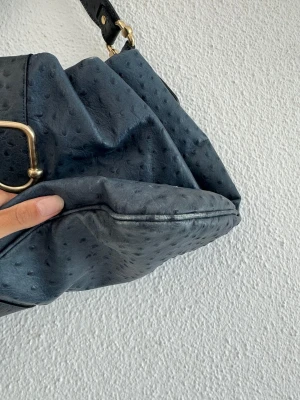 Emporio Armani Straussenleder Tasche | LOOP Marketplace