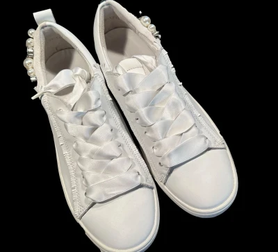 Sneaker Weiss mit Perlenverzierung | LOOP Marketplace