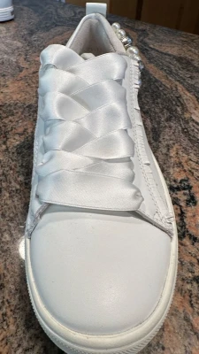 Sneaker Weiss mit Perlenverzierung | LOOP Marketplace