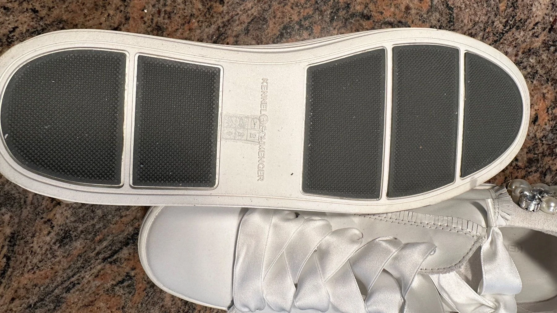 Sneaker Weiss mit Perlenverzierung | LOOP Marketplace