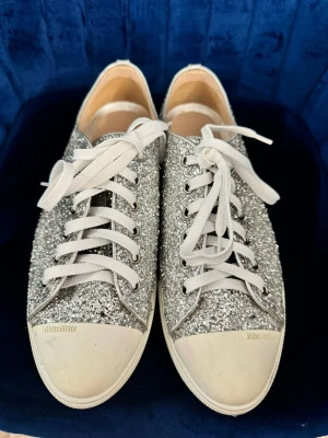 Miu Miu Sneakers mit Glitzer | LOOP-Marktplatz