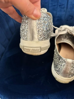 Miu Miu Sneakers mit Glitzer | LOOP Marketplace