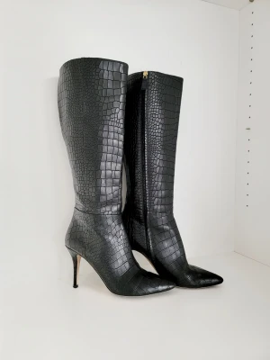 Hugo Boss Stiefel mit Kroko- Prägung | LOOP Marketplace