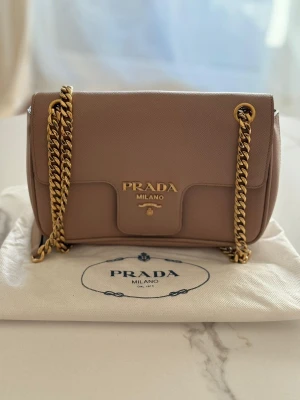 Prada Saffiano Flap Schultertasche | LOOP-Marktplatz