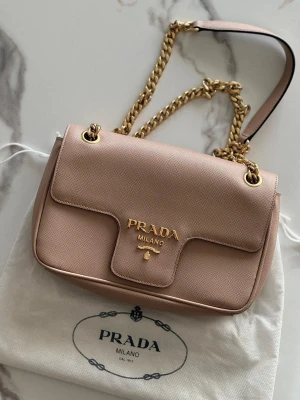 Prada Saffiano Flap Schultertasche | LOOP-Marktplatz