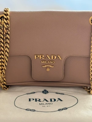 Prada Saffiano Flap Schultertasche | LOOP-Marktplatz