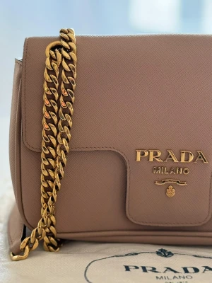 Prada Saffiano Flap Schultertasche | LOOP-Marktplatz