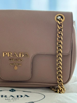 Prada Saffiano Flap Schultertasche | LOOP Marketplace