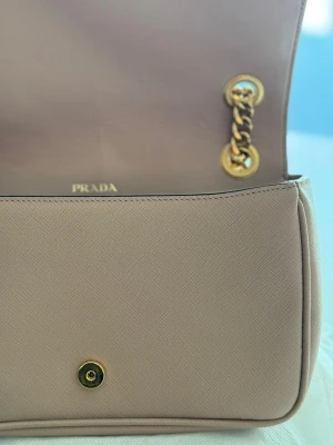 Prada Saffiano Flap Schultertasche | LOOP-Marktplatz