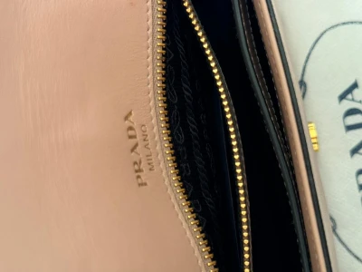 Prada Saffiano Flap Schultertasche | LOOP Marketplace