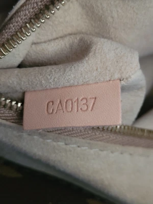 Louis Vuitton Artsy | LOOP-Marktplatz