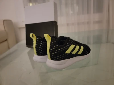 Neue Adidas Sneakers | LOOP-Marktplatz