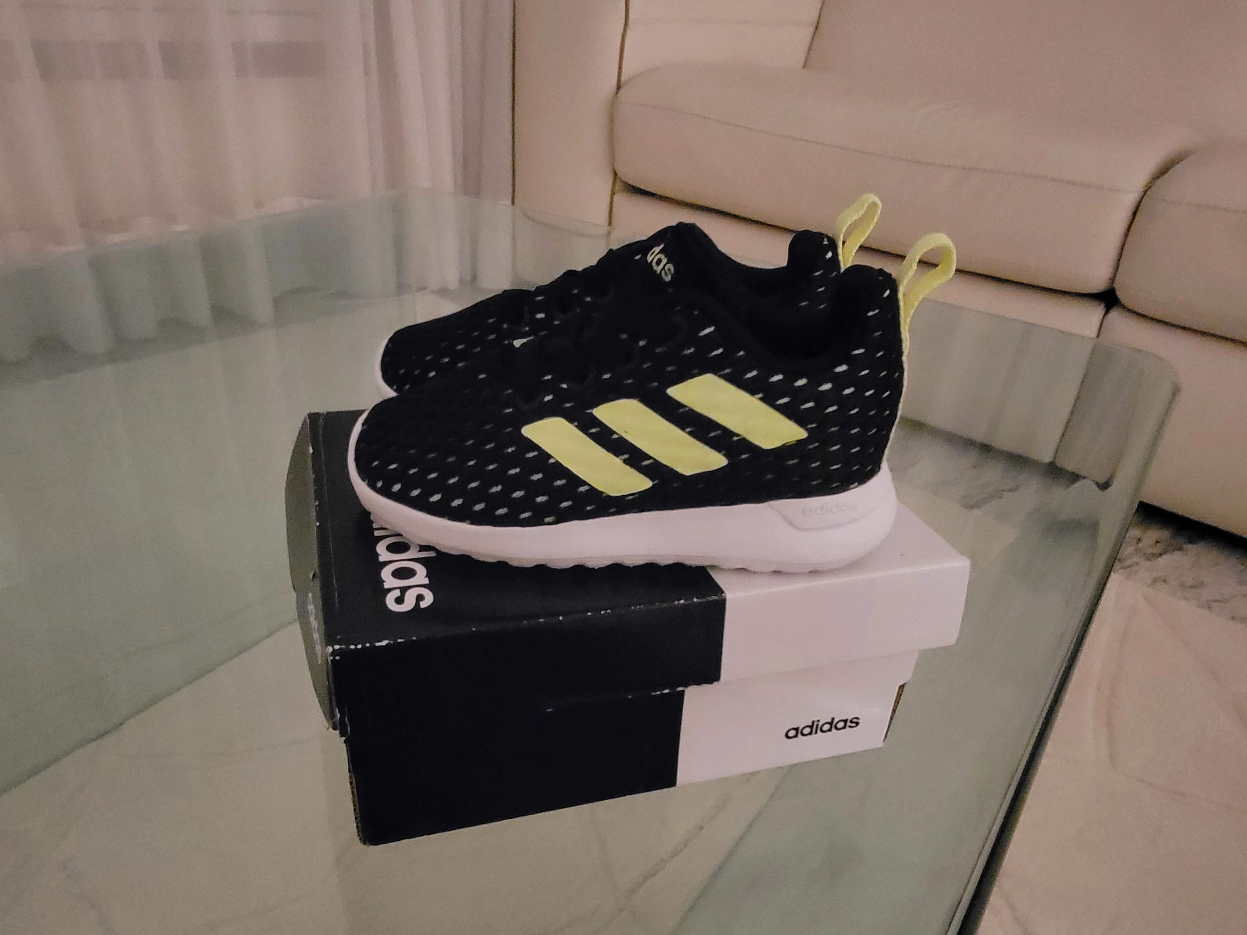 Neue Adidas Sneakers | LOOP-Marktplatz