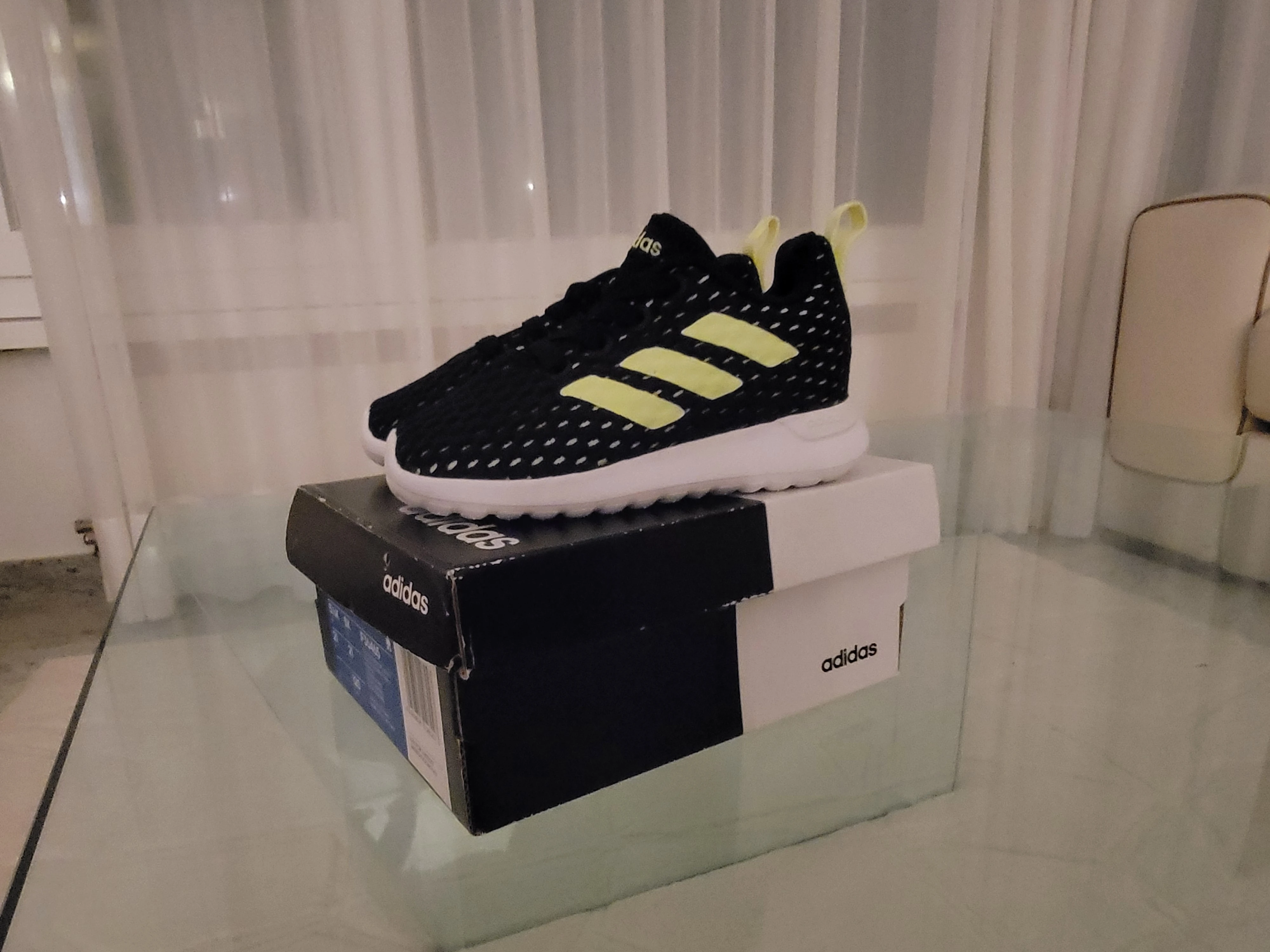 Neue Adidas Sneakers | LOOP-Marktplatz