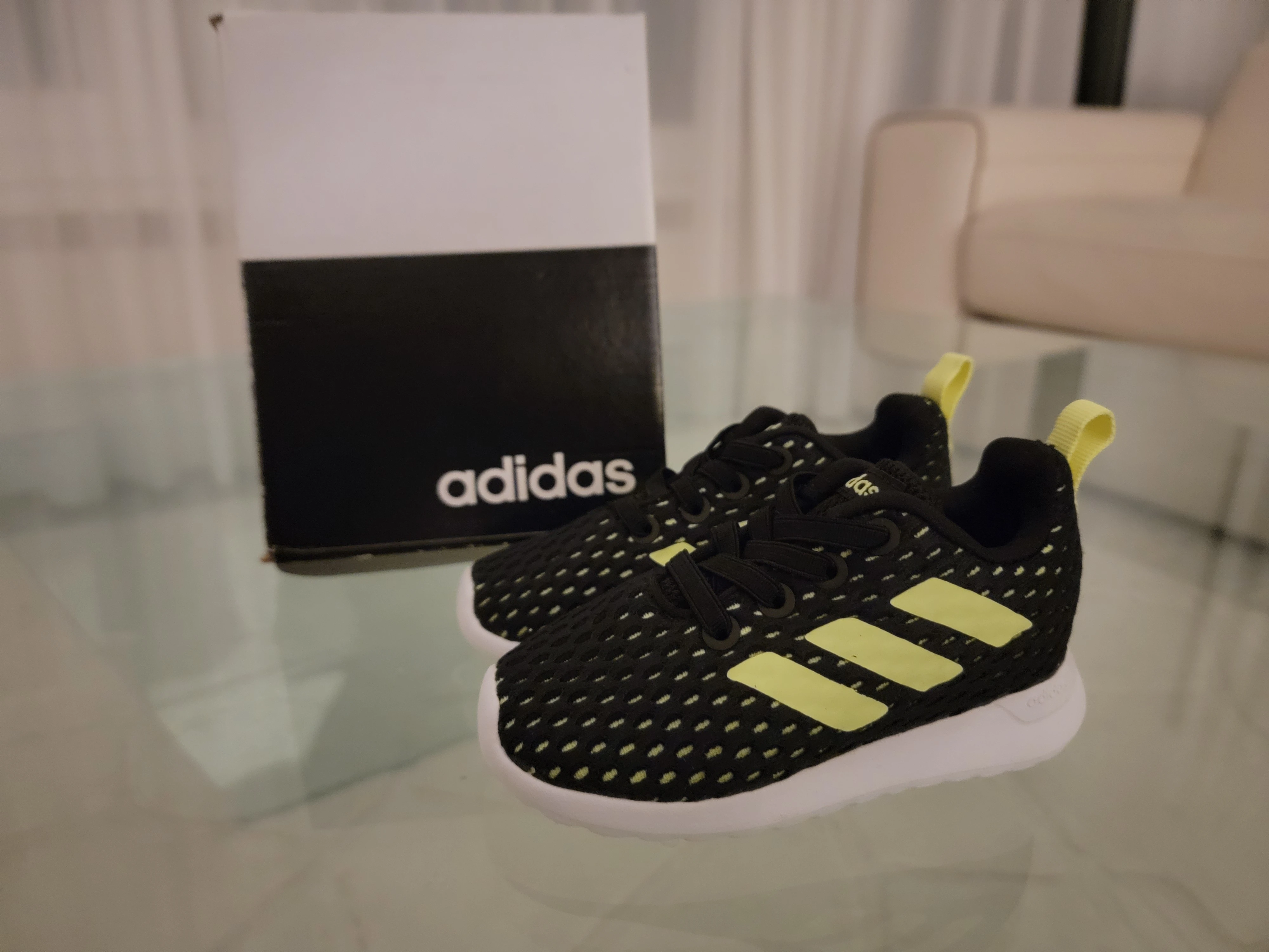 Neue Adidas Sneakers | LOOP-Marktplatz