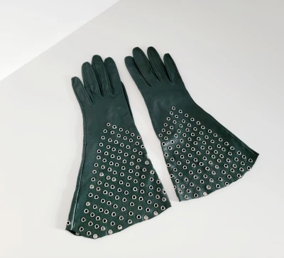 Neue Alaia Handschuhe mit Nieten | LOOP-Marktplatz