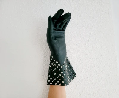 Neue Alaia Handschuhe mit Nieten | LOOP-Marktplatz