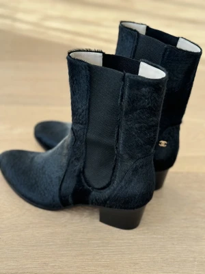 Chanel Fellstiefeletten NEU | LOOP-Marktplatz