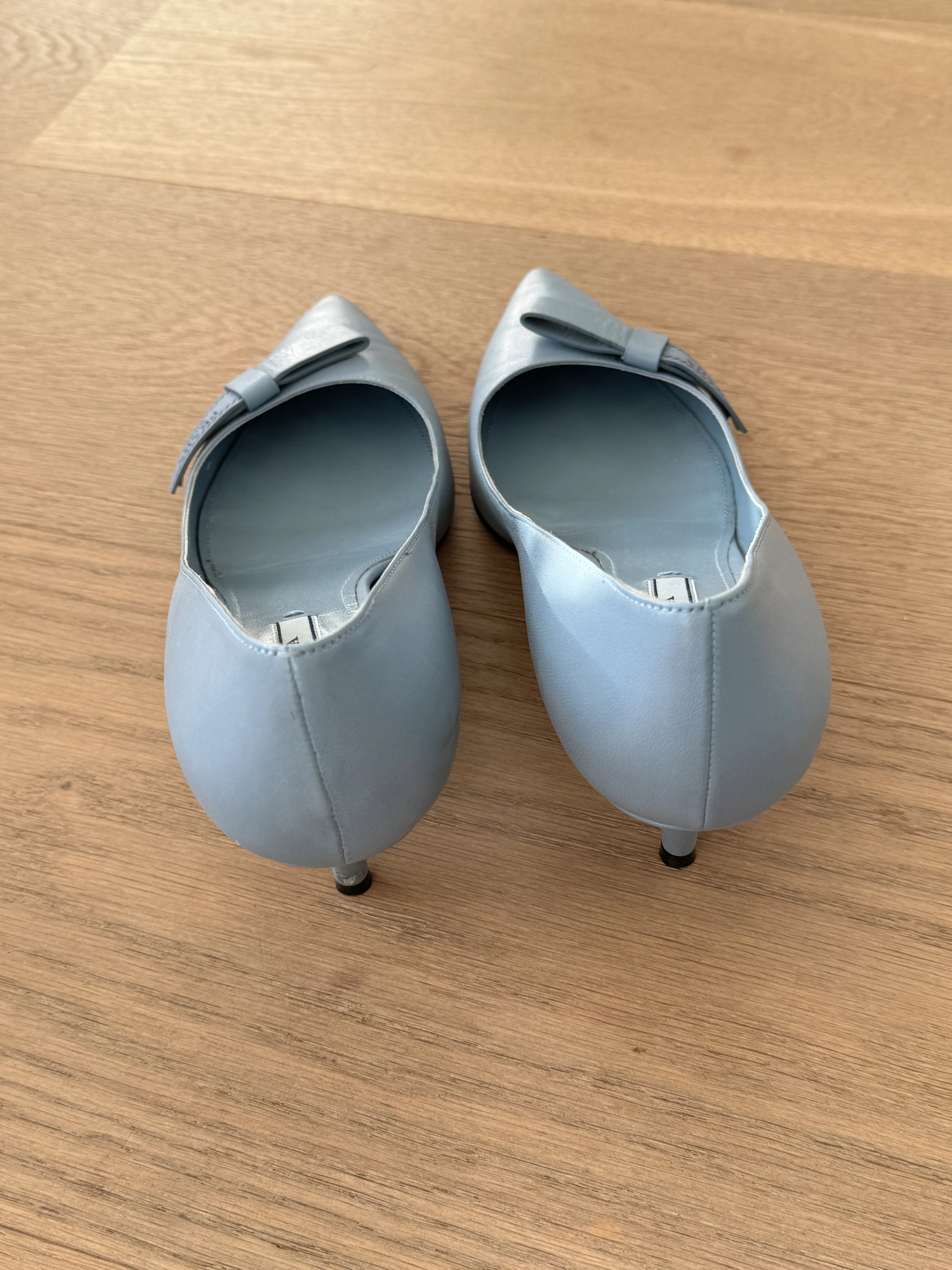 Hellblaue Pumps Prada | LOOP-Marktplatz