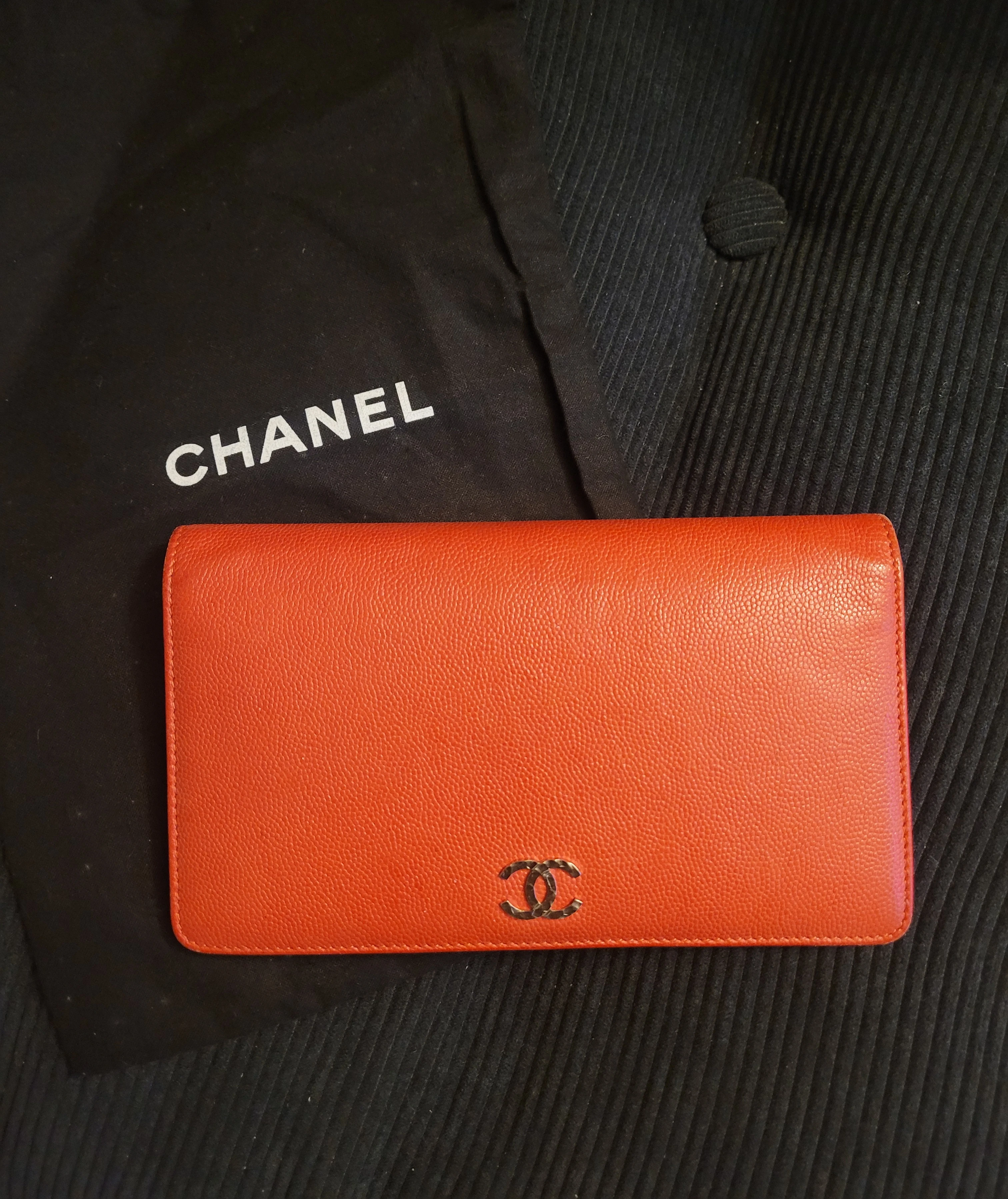 Chanel red wallet | LOOP-Marktplatz