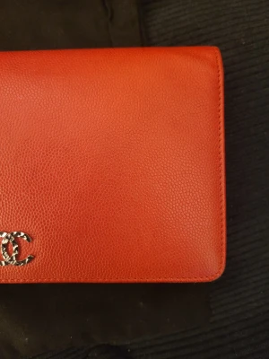 Chanel red wallet | LOOP-Marktplatz