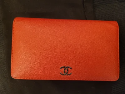 Chanel red wallet | LOOP-Marktplatz