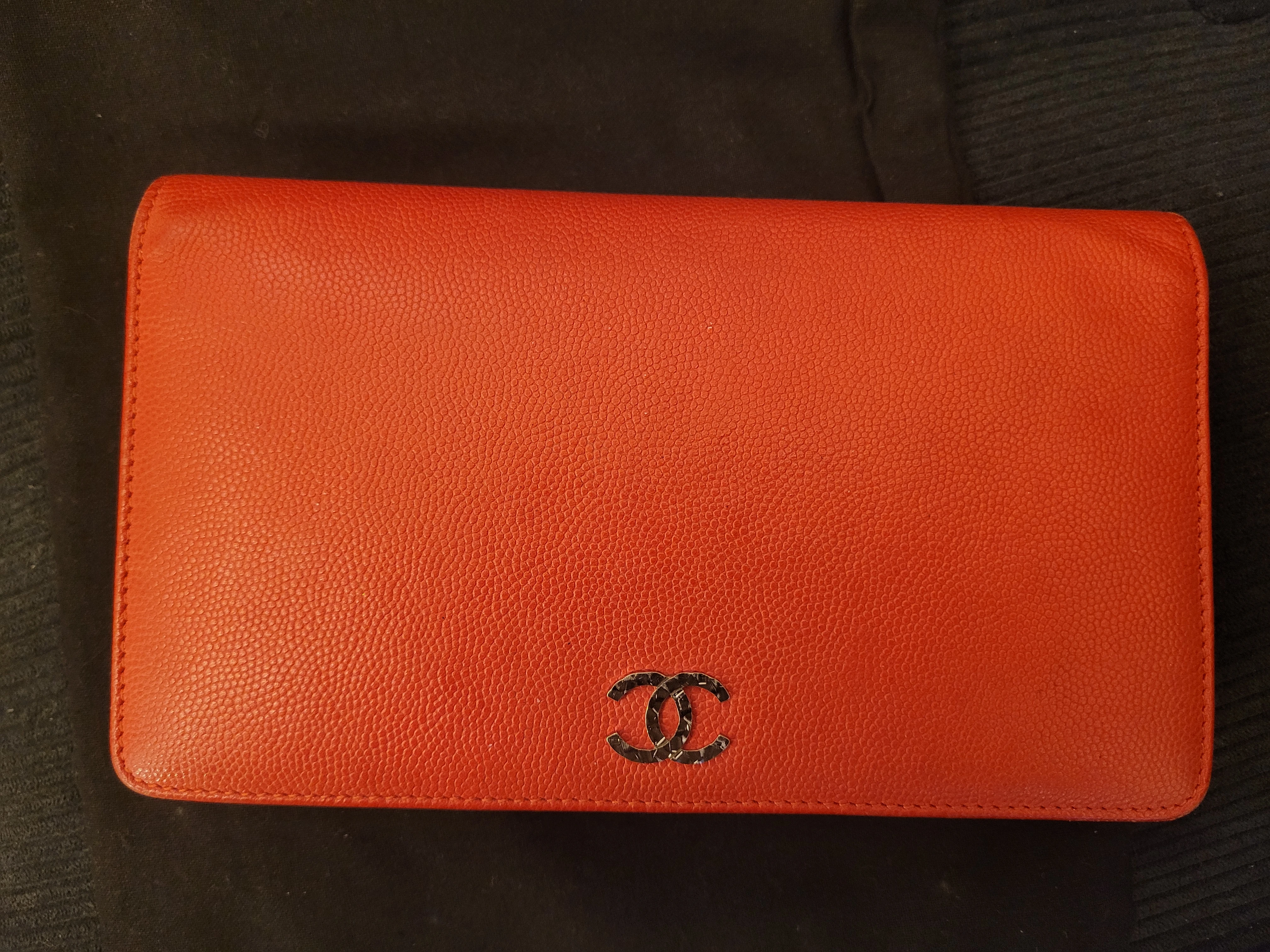 Chanel red wallet | LOOP-Marktplatz