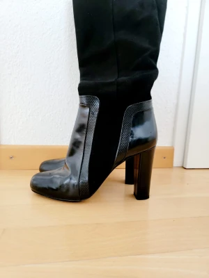 Hugo Boss Stiefel aus Velours Leder | LOOP-Marktplatz