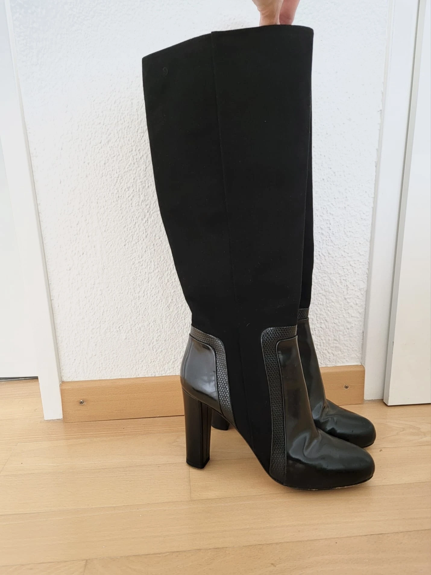 Hugo Boss Stiefel aus Velours Leder | LOOP-Marktplatz