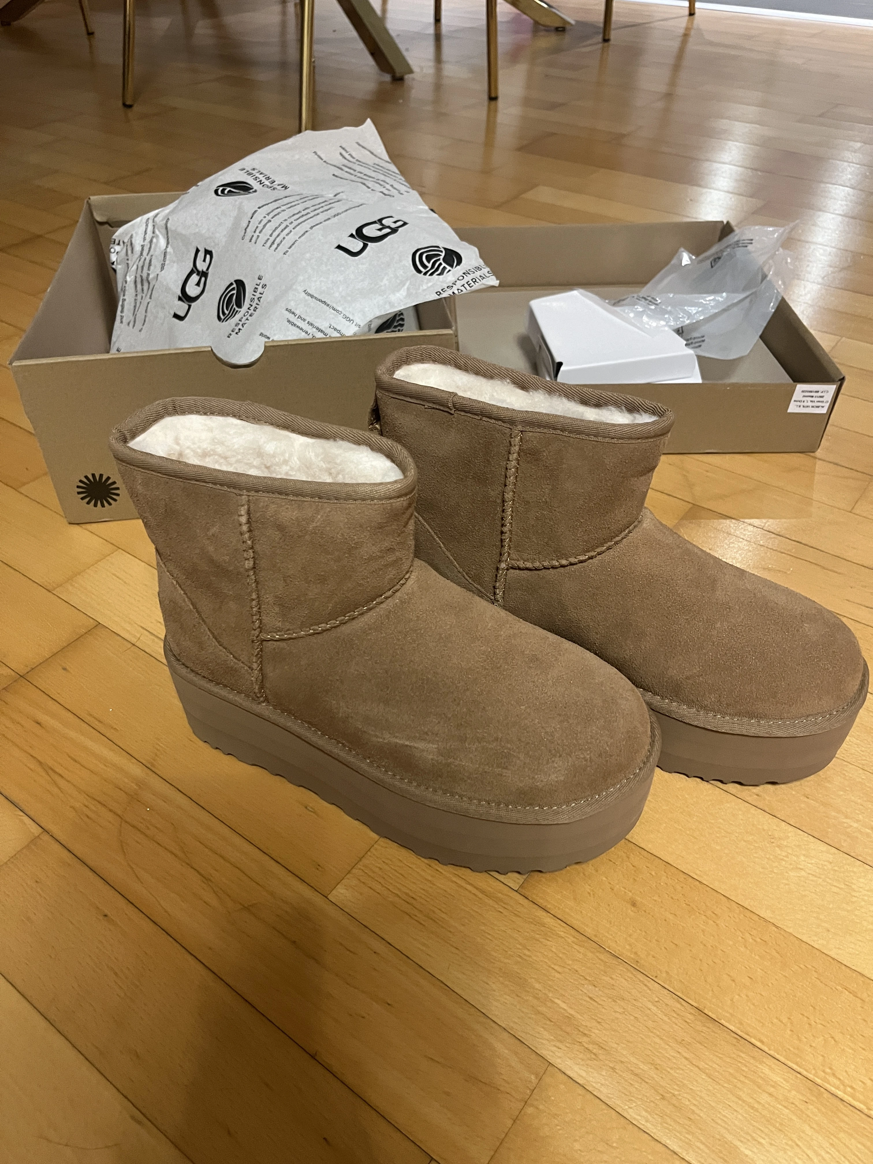 UGG Classic Mini Platform Boots | LOOP-Marktplatz