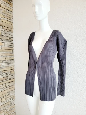 Pleats Please Issey Miyake Cardigan | LOOP-Marktplatz