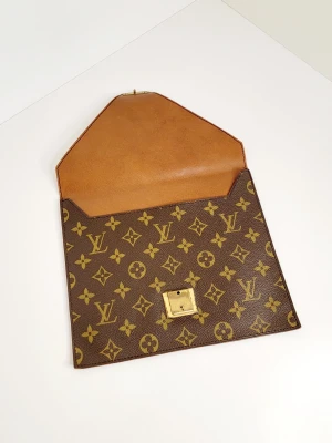 Louis Vuitton Sénateur Envelope Clutch | LOOP-Marktplatz