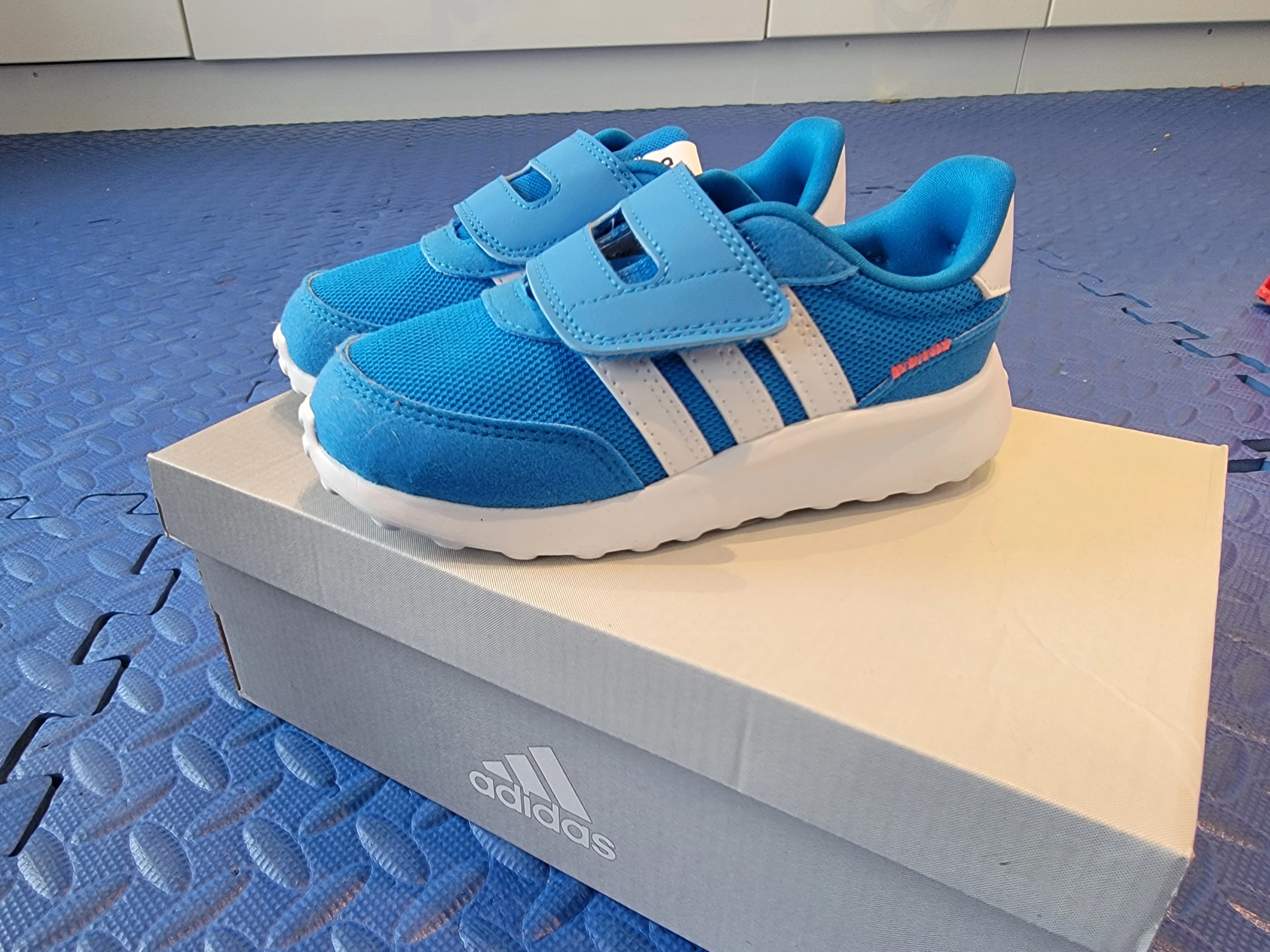 Neue Adidas Sneakers | LOOP-Marktplatz