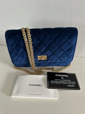 Blaue Chanel Wallet on Chain Tasche | LOOP-Marktplatz