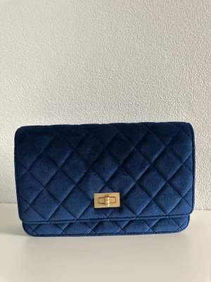 Blaue Chanel Wallet on Chain Tasche | LOOP-Marktplatz