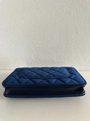 Blaue Chanel Wallet on Chain Tasche | LOOP-Marktplatz