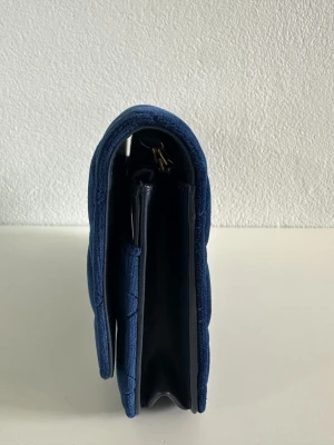 Blaue Chanel Wallet on Chain Tasche | LOOP-Marktplatz