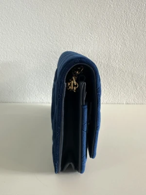 Blaue Chanel Wallet on Chain Tasche | LOOP-Marktplatz