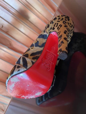 Fell Leo Christian Louboutin | LOOP-Marktplatz