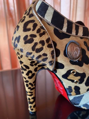Fell Leo Christian Louboutin | LOOP-Marktplatz