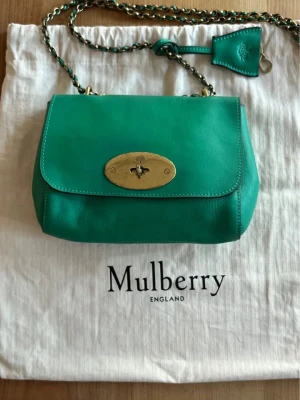Mulberry Lily in Smaragdgrün | LOOP Marketplace