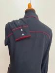 schwarze Seidenbluse, rot gerandet