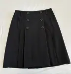 Klassischer, schwarzer Faltenrock