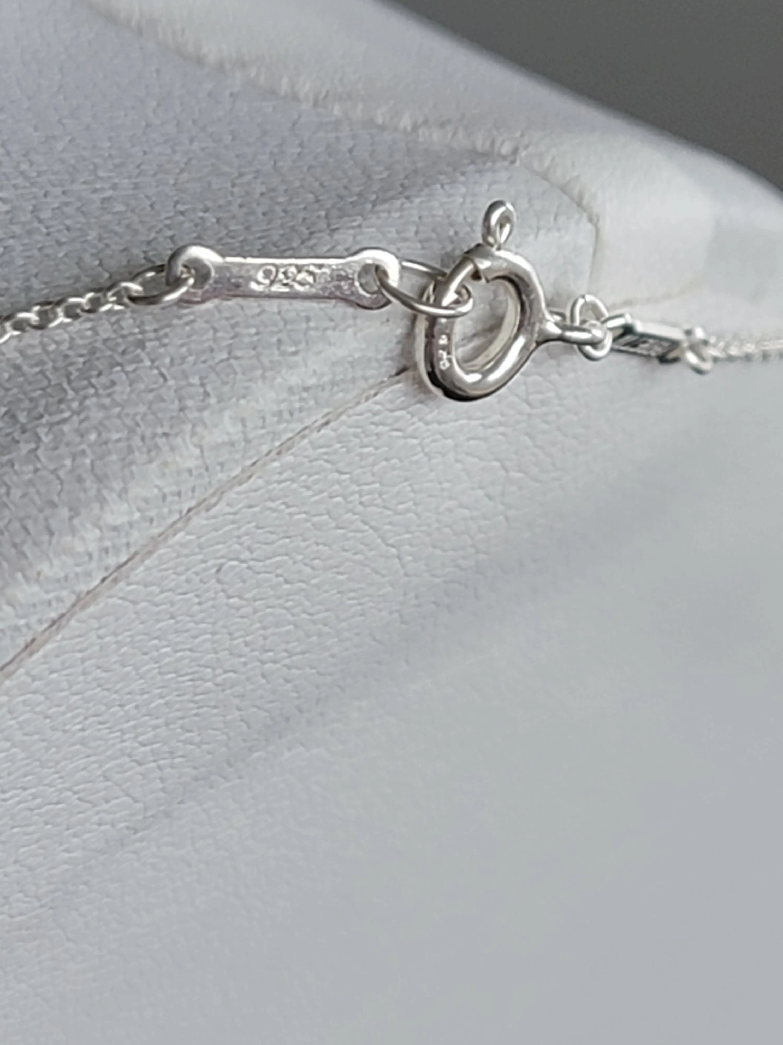 Tiffany & Co. Halskette mit Madonna | LOOP Marketplace