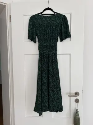 Green and black dress | LOOP Marketplace