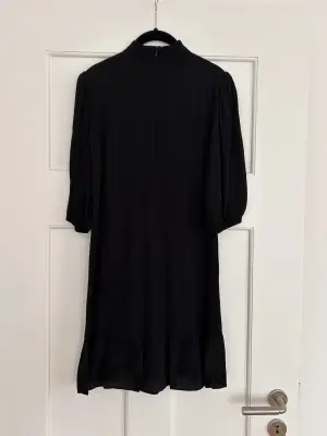 Little black dress | LOOP-Marktplatz