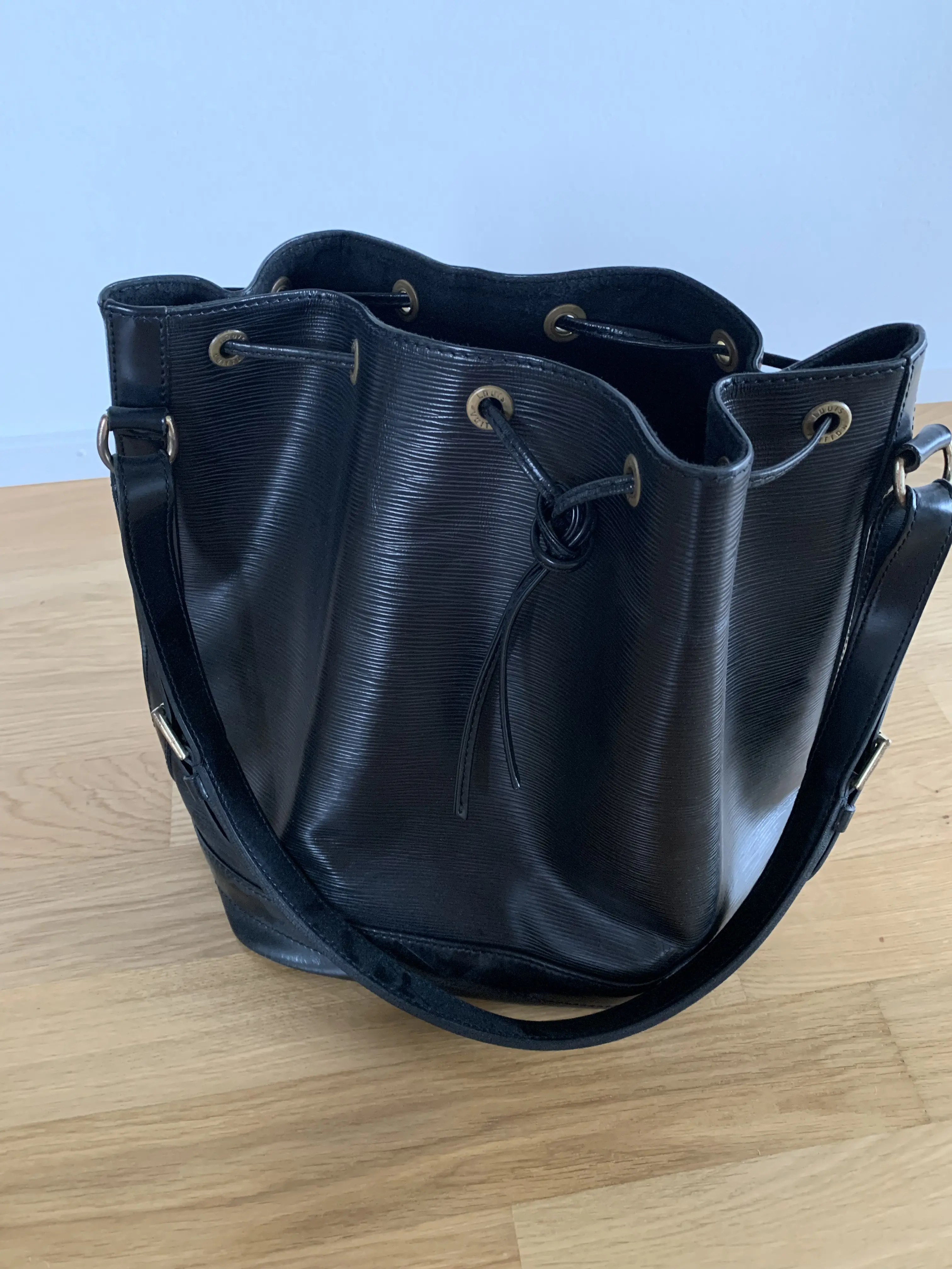 Beuteltasche Noé im Epi Leder schwarz | LOOP-Marktplatz
